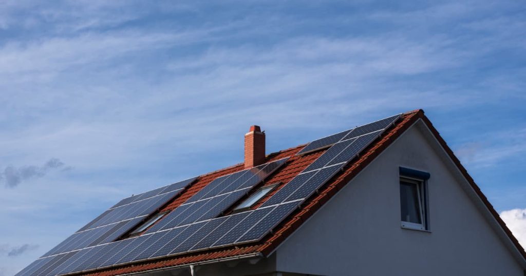 Toit en pente avec panneaux solaires.