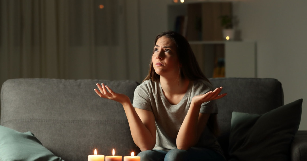 femme dans le salon qui éclaire à la bougie