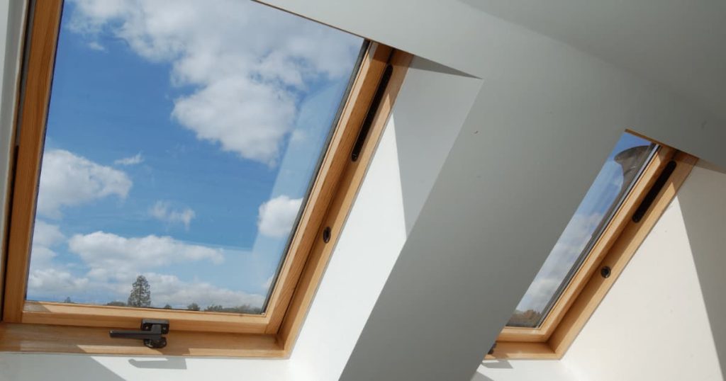 deux fenêtres de toit velux en bois 