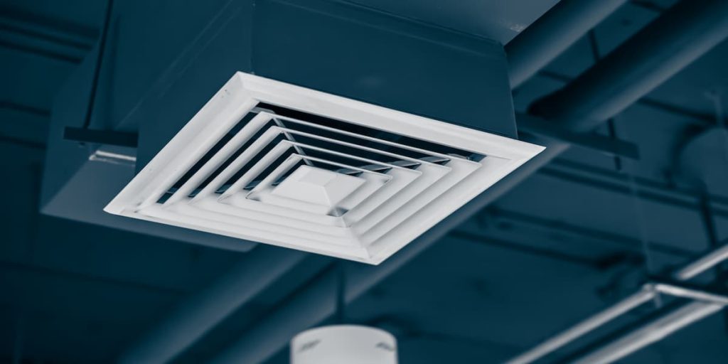 ventilateur dans le plafond avec des conduits autour