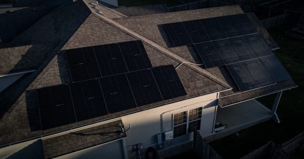 Panneaux solaires vus d'en haut d'une maison