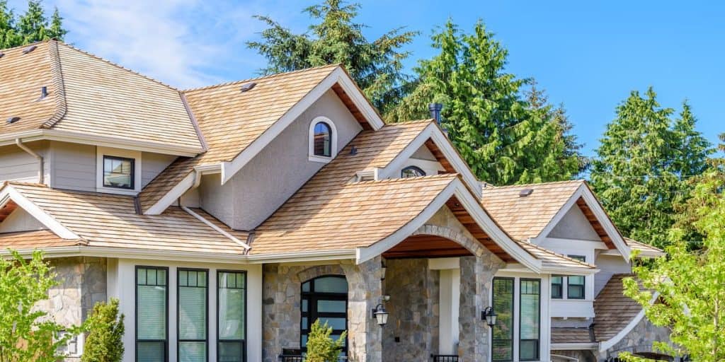 Maison luxueuse avec une toiture en bois