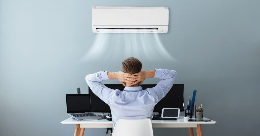 homme au bureau profitant d'une ventilation 