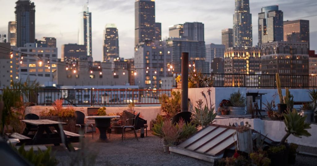 Terrasse sur un toit plat avec béton comme revêtement en fond des building 