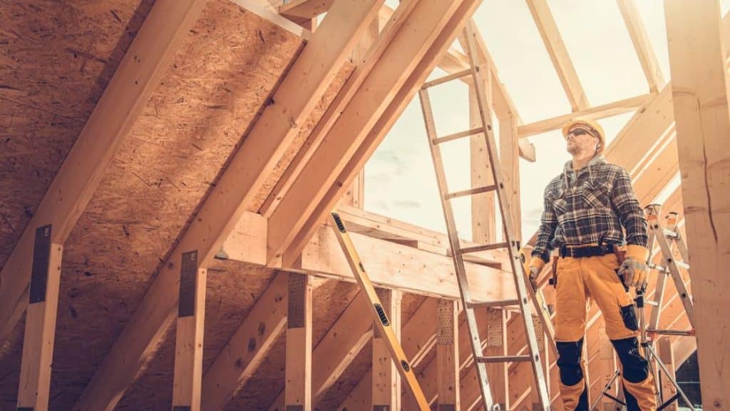 charpente en bois en construction avec un professionnel