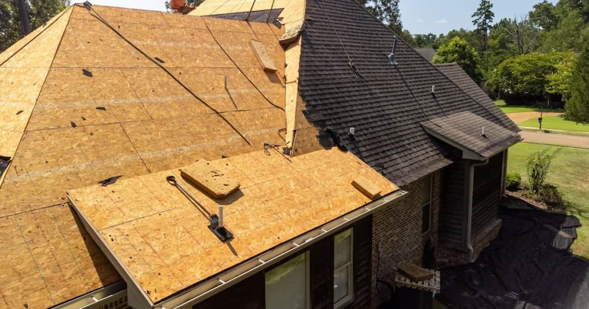 Toiture en pente en travaux sur grande maison