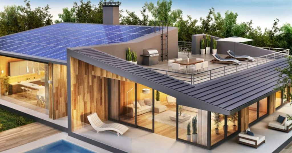 Toit-terrasse sur un toit en pente avec des panneaux solaires