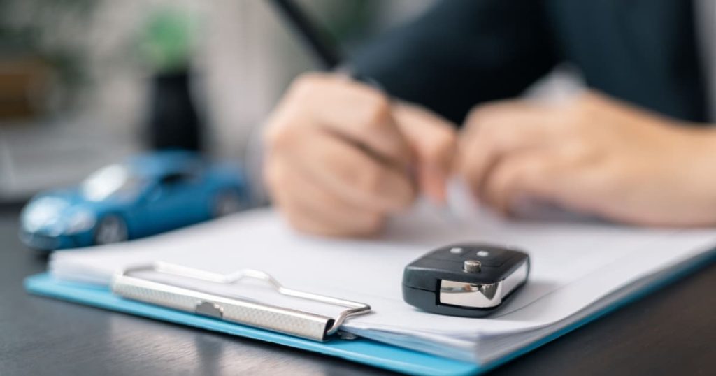 Un contrat pour une voiture est signé.