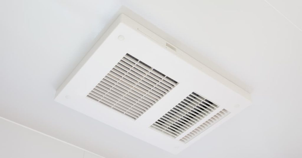 Une grille de ventilation collé au plafond