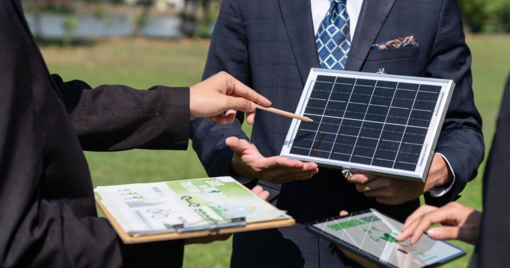 3 ingénieurs qui discutent sur les panneaux solaires 