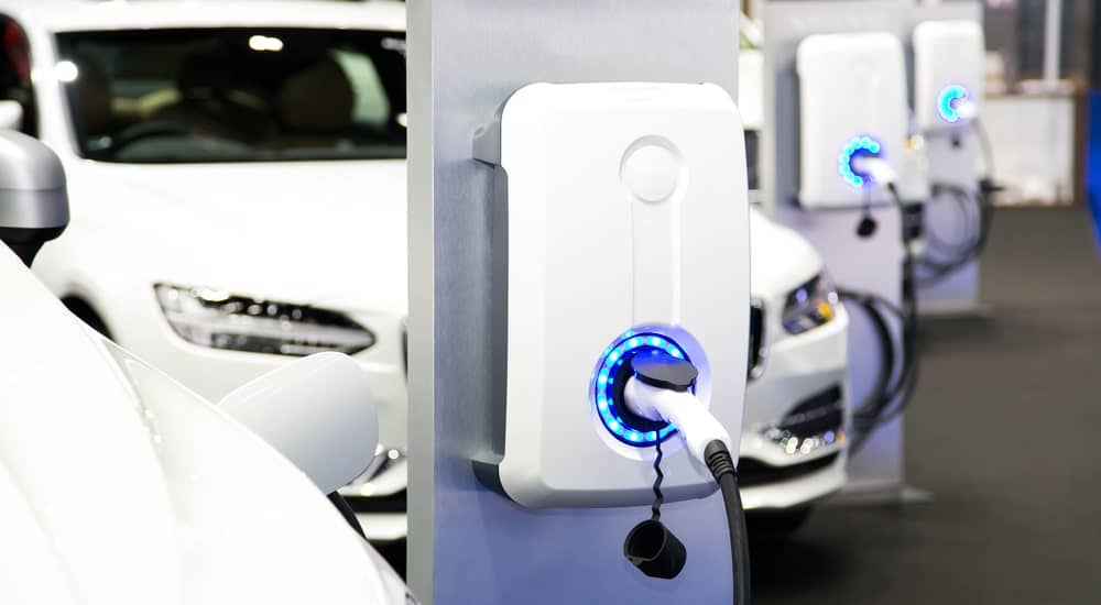 Prise triphasée pour recharger sa voiture électrique : avantages, coût