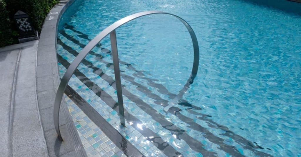 piscine avec rampe en inox