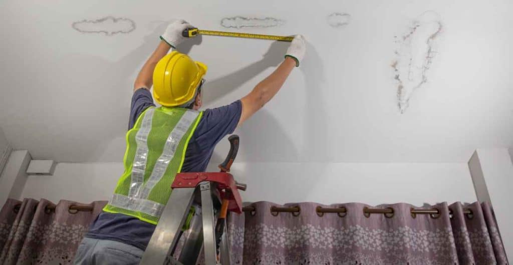 Présence de fuite d'eau sur le plafond.