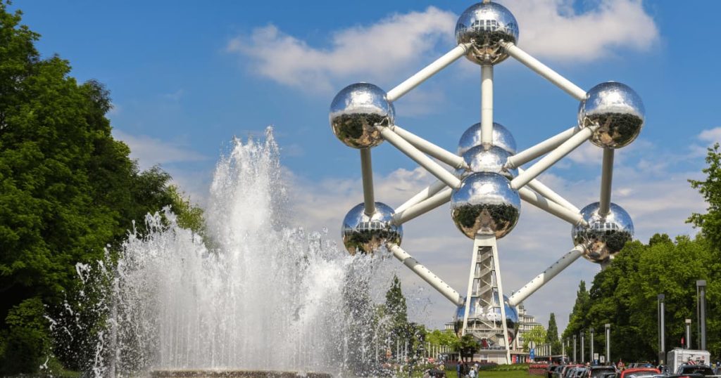 L'atomium à Bruxelles avec une fontaine devant