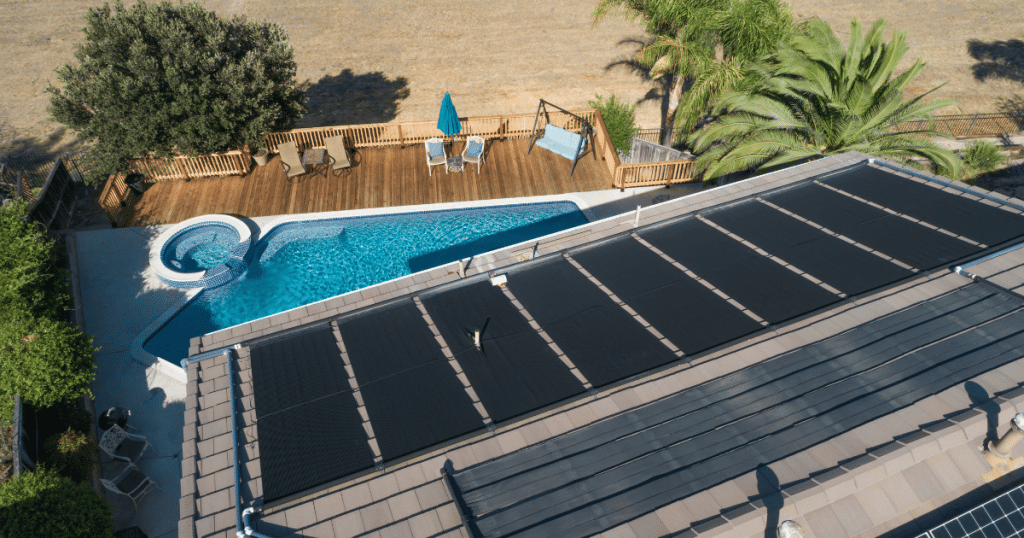 Panneaux solaires sur toit d'une maison à côté d'une piscine 