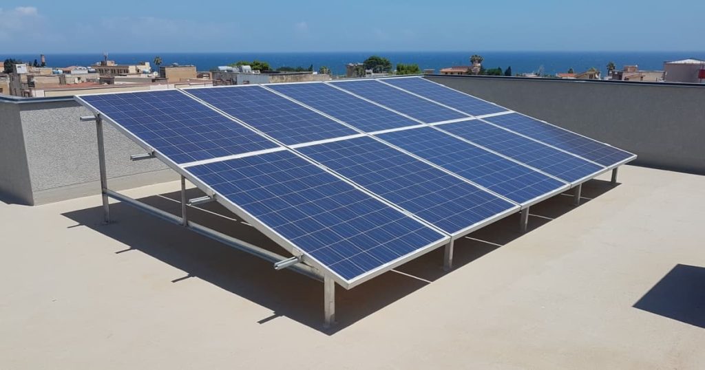 Installation de panneaux solaires avec une structure pour un toit plat 