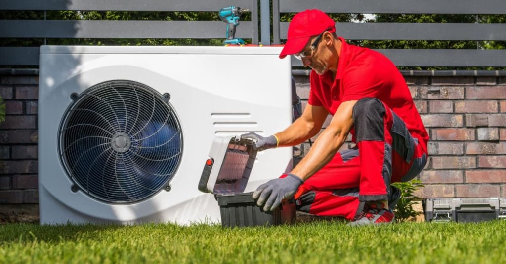 technicien qui installe pompe à chaleur