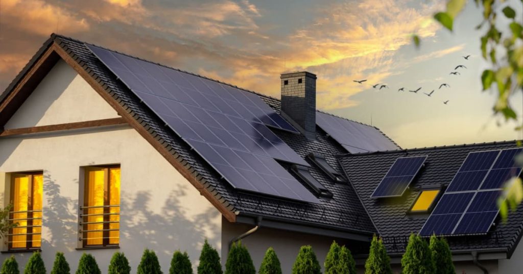 maison avec panneaux solaires sur toit 