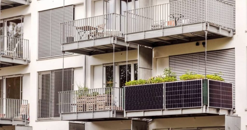 installation de panneaux plug and play sur un balcon