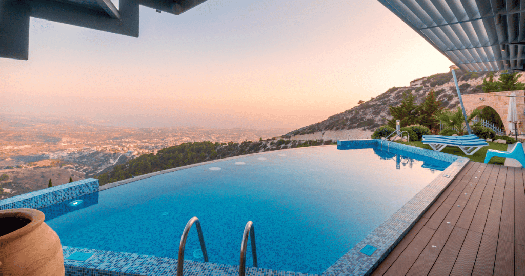 piscine à débordement sur une terrasse en hauteur avec une vue panoramique sur la ville