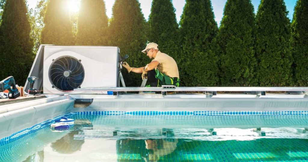 chauffagiste qui répare une pompe à chaleur pour piscine 