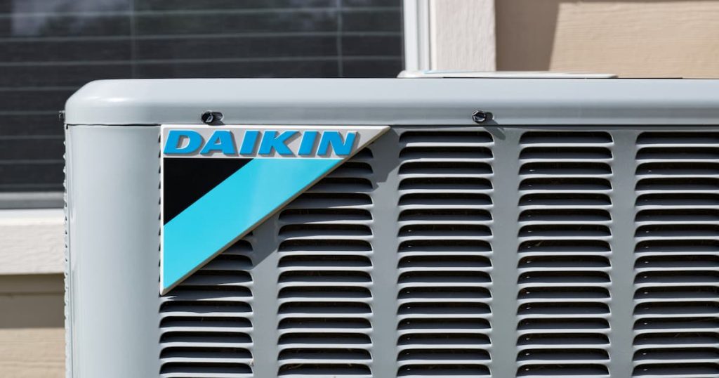 Un climatiseur à l'extérieur avec le logo Daikin