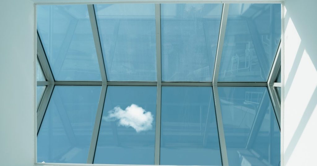 toit maison en verre avec vue sur ciel bleu