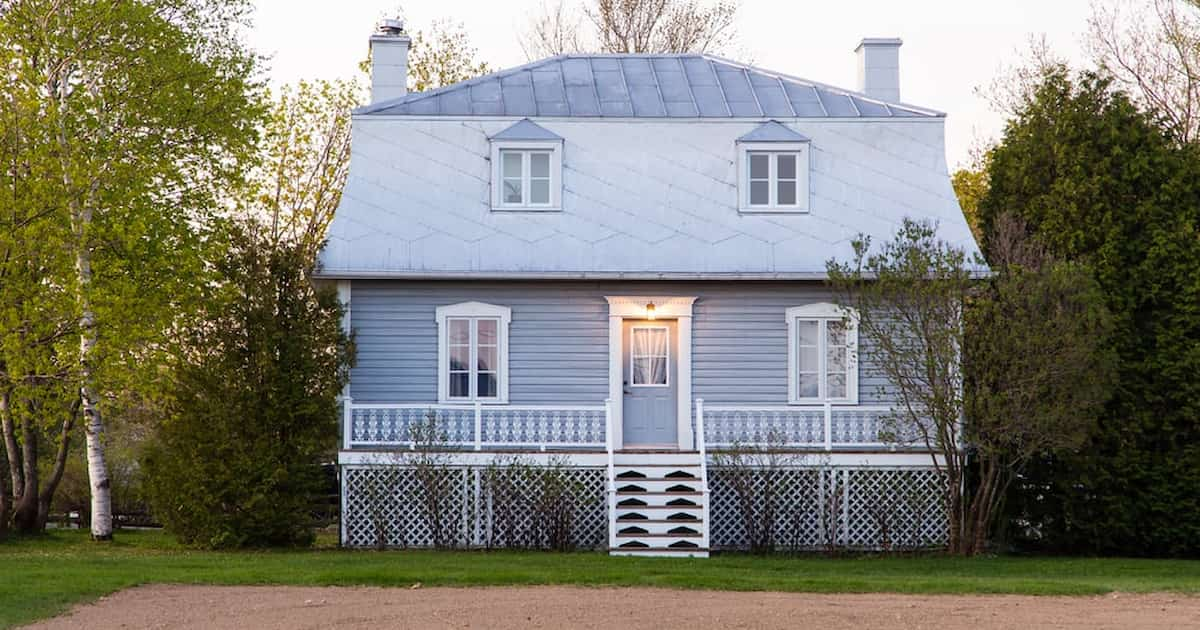 Toiture mansarde sur une jolie villa peinte en bleu