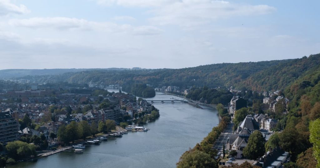 La Meuse qui sépare Namur en deux parties