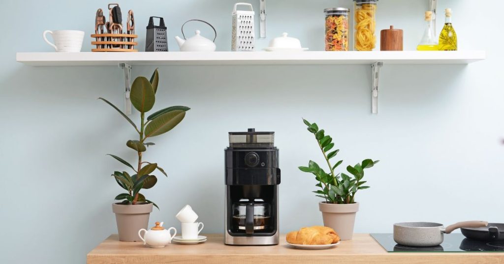 Warm en gezellig koffiehoekje met koppen, planten en koffiekoeken 