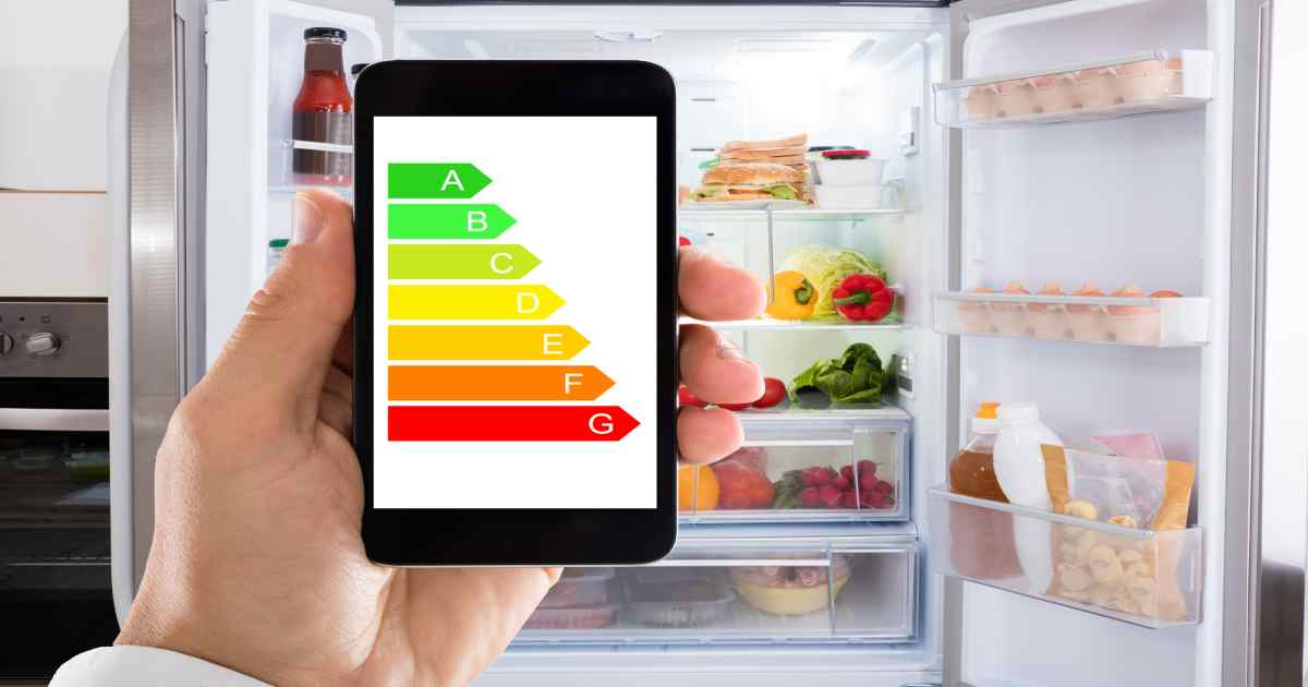 Koelkast en energielabels op scherm van een smartphone of laptop.