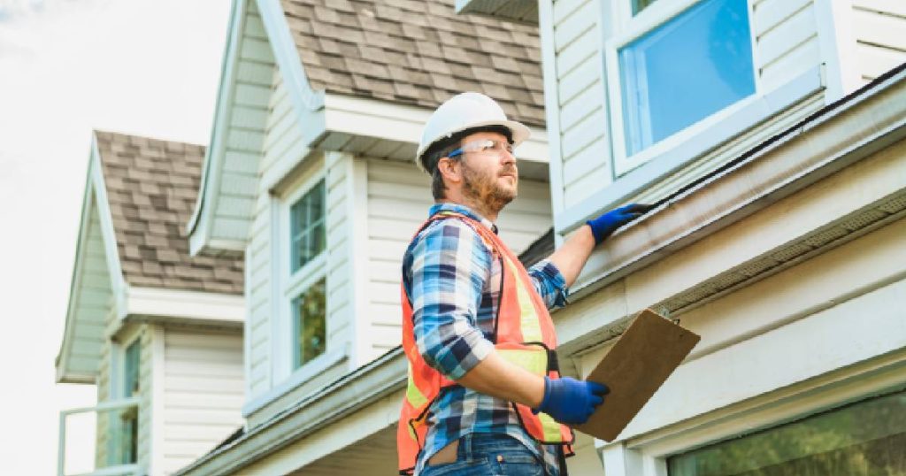 Een renovatiespecialist inspecteert het dak van een oude woning en bekijkt voor welke werken de eigenaars de Mijn VerbouwPremie kunnen aanvragen.