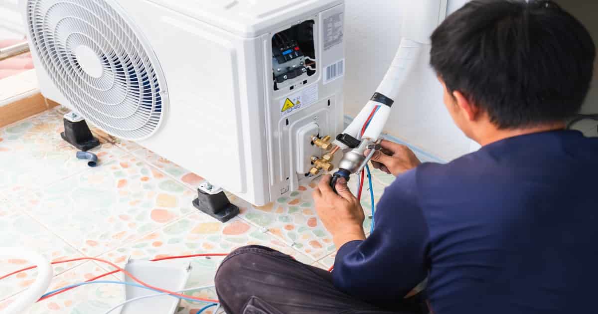 Een airco specialist plaatst een airco