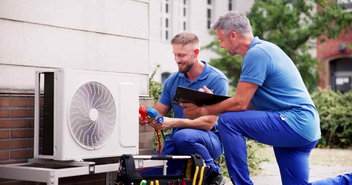 Airco specialisten die een airco plaatsen.