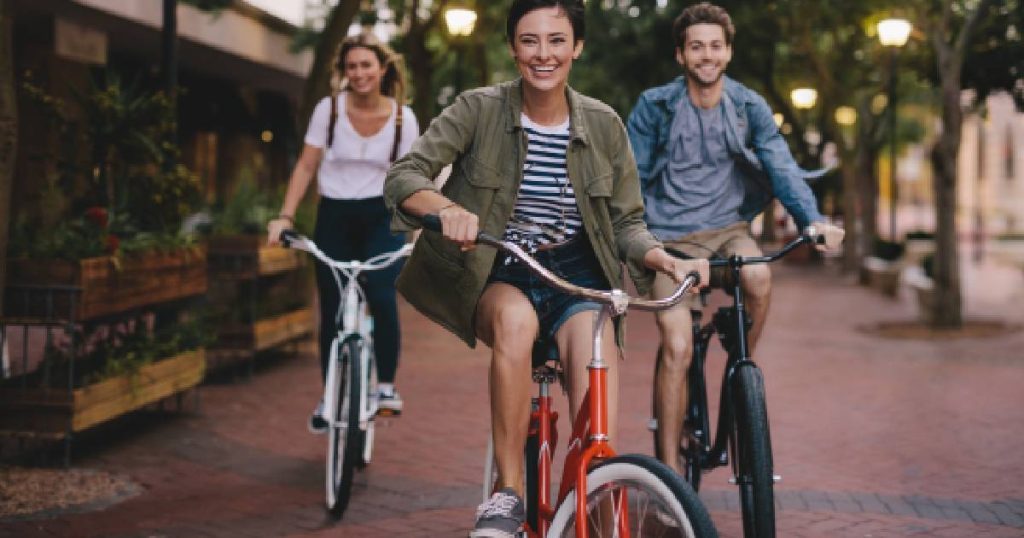 Een groep kinderen op elektrische fietsen in de stad. Bij een ongeluk is de schade aan derden gedekt door de familiale verzekering. 