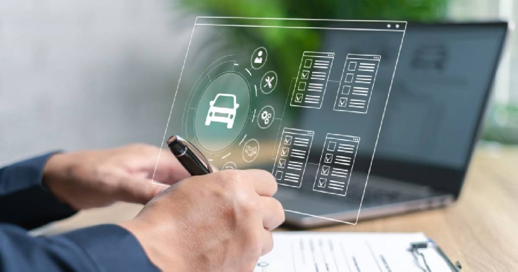 Op de voorgrond twee handen en een klembord waarboven een tekening van een computerscherm zweeft. Op het getekende computerscherm staat een auto afgebeeld, waarvoor de persoon voor de computer op zoek is naar de goedkoopste autoverzekering in België. Op de achtergrond, vervaagd, de echte laptop.