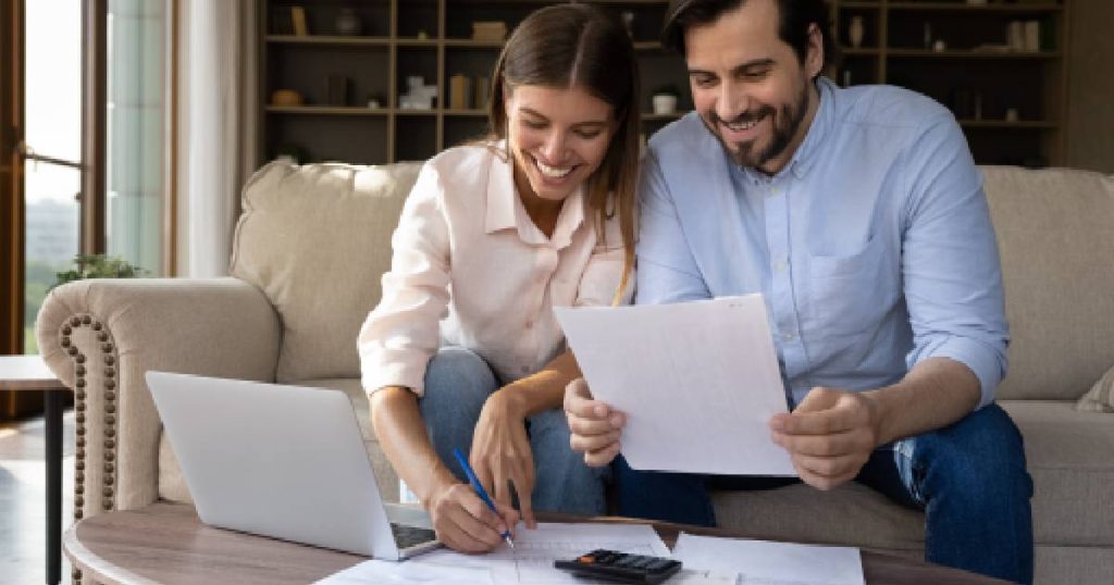 Een dame en een heer bekijken en vergelijken online verschillende verzekeraars. Ze zijn op zoek naar de goedkoopste autoverzekering in België voor hun specifieke situatie.