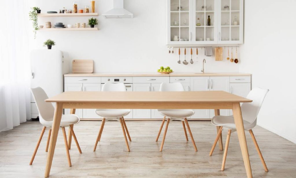 Een Scandinavische keuken, een klassiek voorbeeld van keukens met een modern interieur. Kenmerkend voor de Scandinavische stijl zijn de witte muren en keukenkastjes in combinatie met de houten keukentafel, vloer en het houten werkblad.