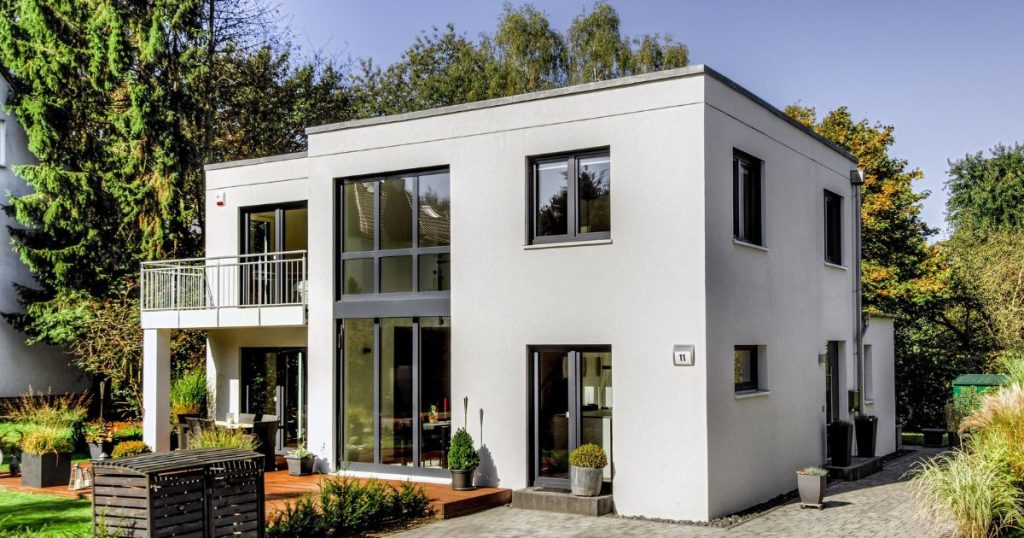 Witte crepi bij moderne woning