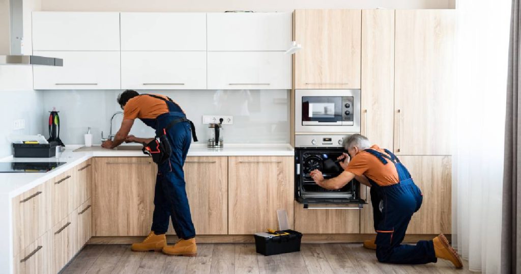 Twee keukenspecialisten installeren een modulaire keuken.