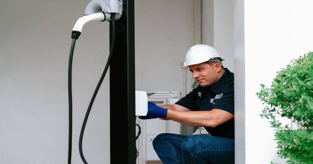 Een professionele laadpaalinstallateur regelt de bekabeling van de laadpaal op een veilige manier. 