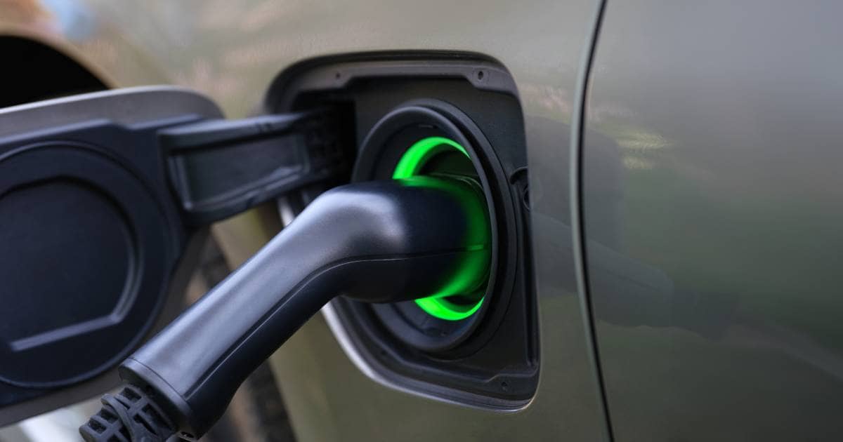 Een supercharger laadt een elektrische auto sneller op dan ooit tevoren. 