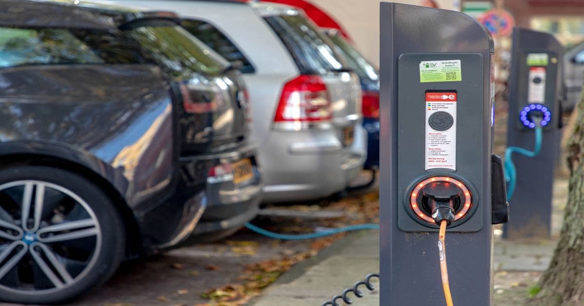 Meerdere elektrische auto's aan het opladen op een parking.