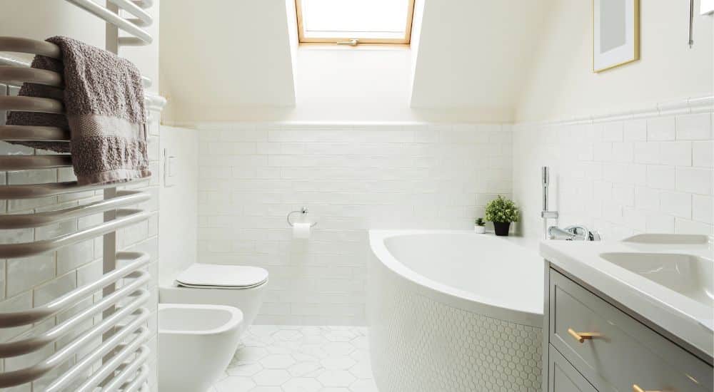 Direct dennenboom systematisch Hoekbad: Hoe meer ruimte in de badkamer creëren? | Bobex.be