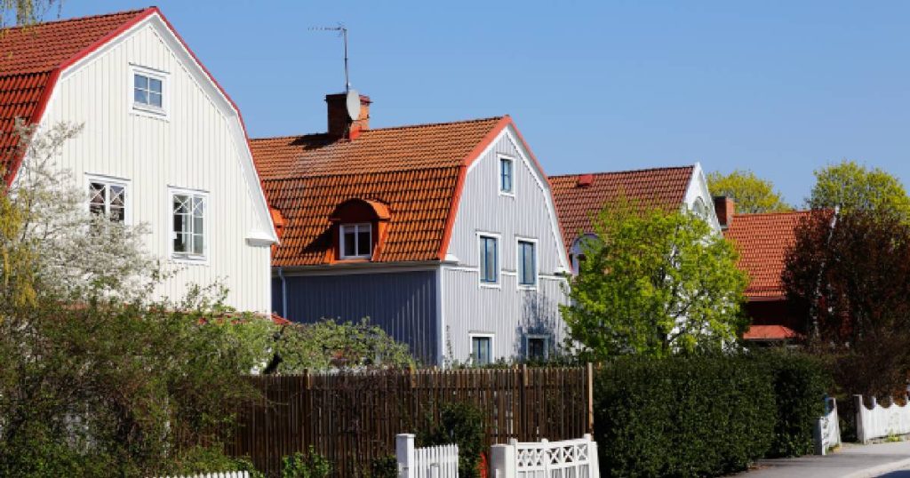 Verschillende mansardedaken, die voor het verhogen van het dak nog klassieke zadeldaken waren. Onder de steilere zijdes van het mansardedak wordt extra ruimte gecreëerd. 