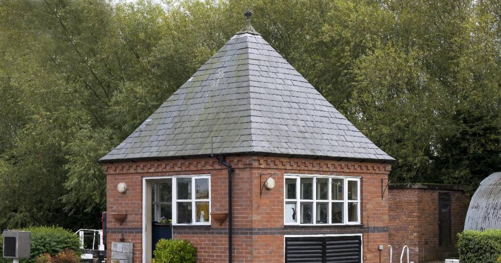 Vooraanzicht van een bakstenen woning met puntdak: een eigenwijze dakconstructie voor hellende daken.