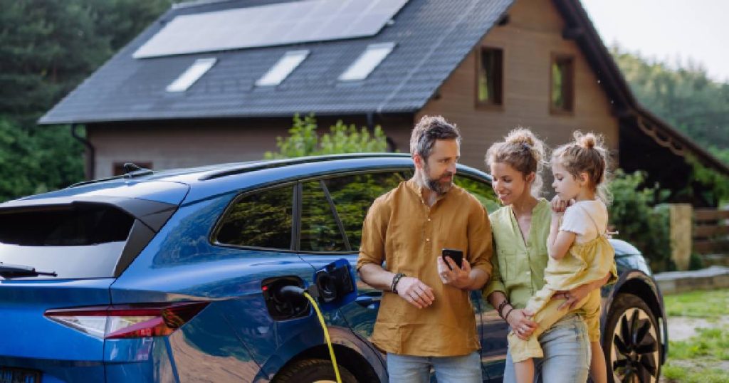 Een gezin met een elektrische wagen, privé laadpaal en zonnepanelen waarvoor ze een premie ontvingen.