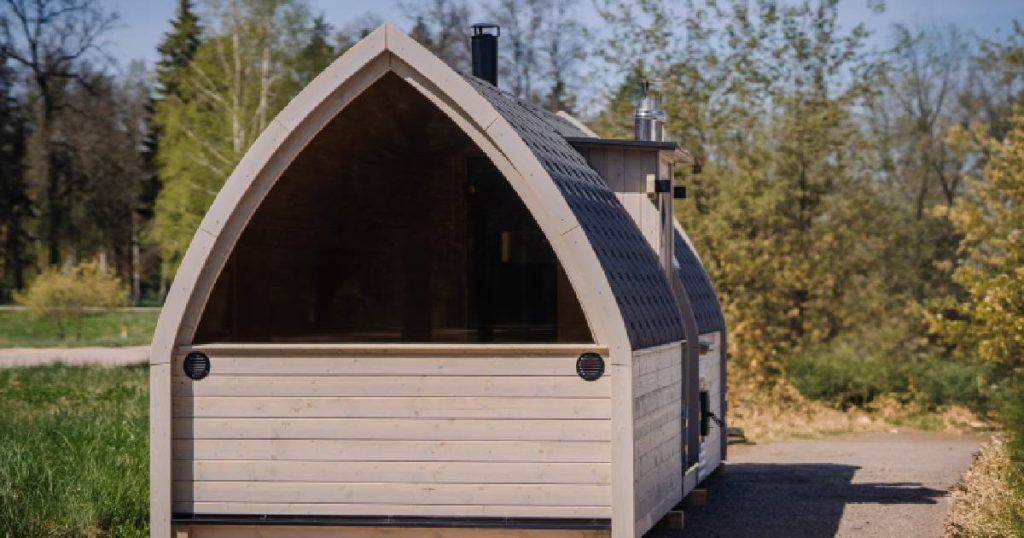 Een tiny house met dakpannen en een spitsboogdak: een gebogen dak met daknok.