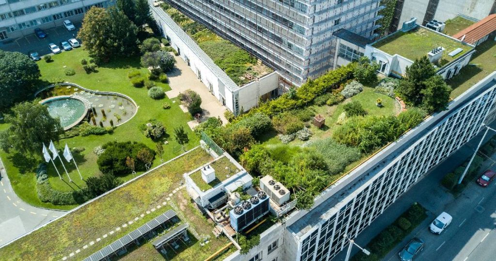 Een groot appartementsgebouw met een enorm groendak dat fungeert als echte tuin met verschillende soorten begroeiing, terrassen, wandelpaden en meer. Voor dergelijk groendak betaalt men natuurlijk een hoge prijs.