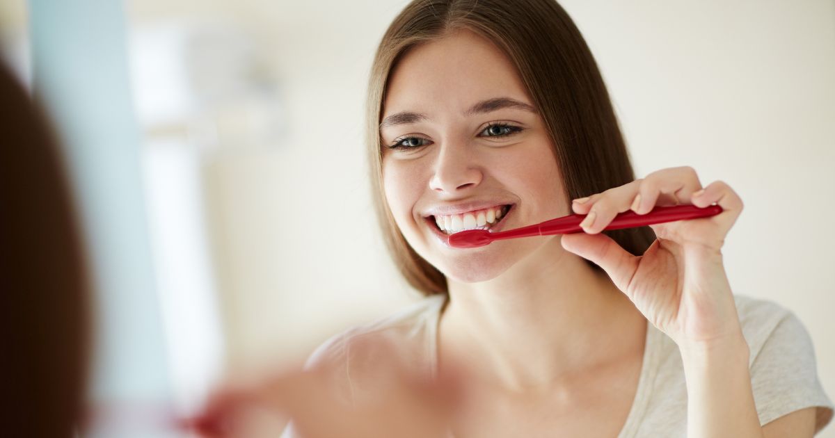 Jongvolwassene poetst tanden